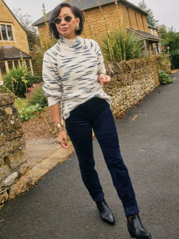 brooke_cord_straight_trou_3.webp Brooke Cord Straight Trouser in DARK NAVY