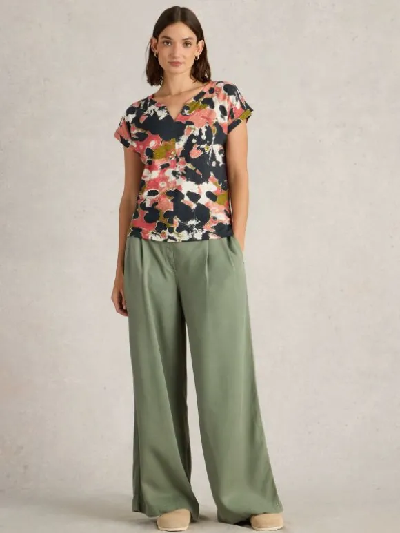 NELLY NOTCH NECK SHORT SLEEVE TEE in BLACK PRINT