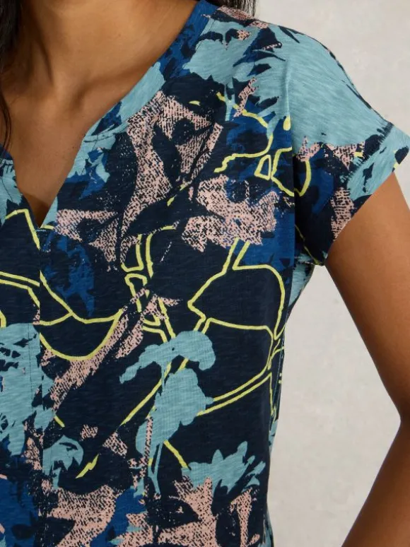 NELLY NOTCH NECK SHORT SLEEVE TEE in NAVY PRINT