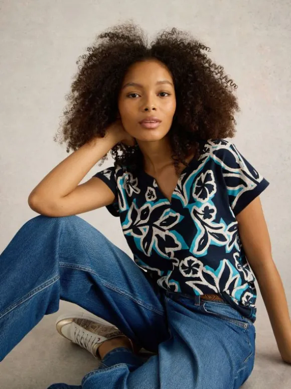 NELLY NOTCH NECK T-SHIRT in NAVY PRINT